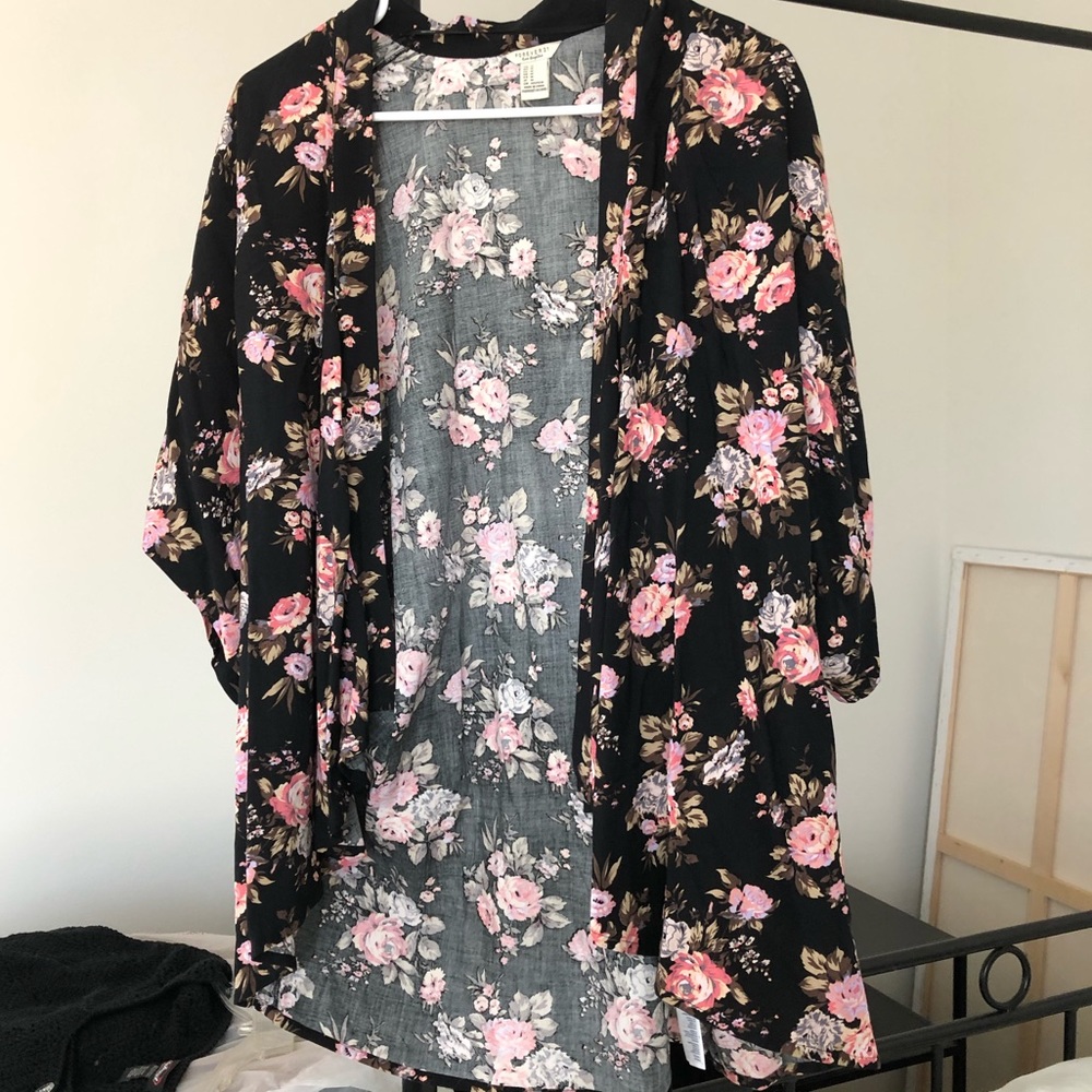 Flowy quarter sleeve floral wrap